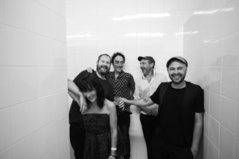 La formación de El Columpio Asesino, con Ulecia en el centro. 