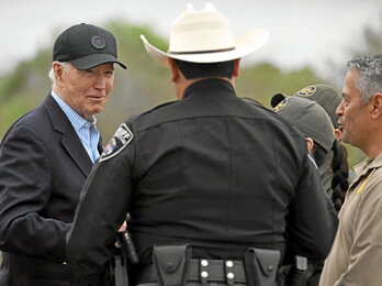 Biden habla con miembros de la Guardia Fronteriza.