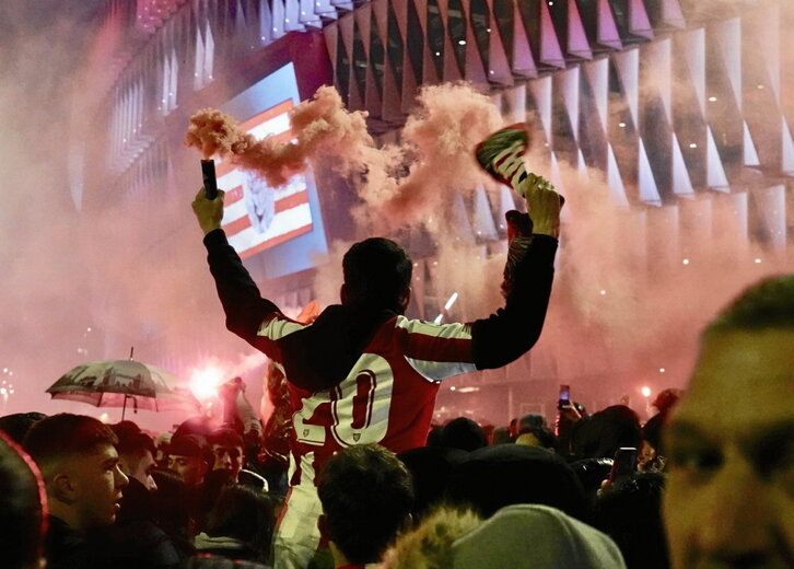La afición del Athletic acudió en masa a la llegada del autobús a San Mamés.