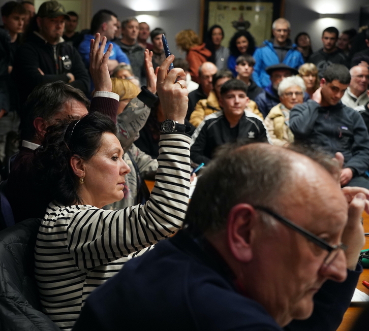 Arantzazu Rojo eta EAJko gainerako zinegotziak, mozioaren aurka bozkatzen. Xuhar gaztea ageri da atzean.