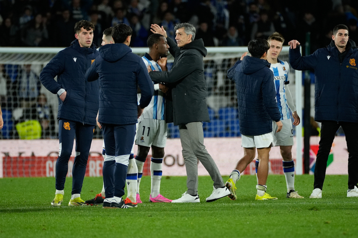 Imanol consuela a sus jugadores tras la eliminación del jueves en la Copa.