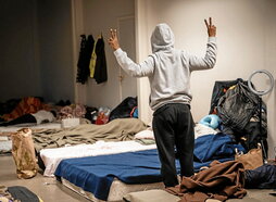 Ezkerrean, migratzaileak Bruselan lo egiten duen gela handietako bat. Eskuin aldean, errefuxiatuak mendebaldera bidean negu betean.