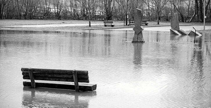 Ibaiaren ur arreetan ahaztutzat jotako oroitzapenak sedimentu gisa azaldu zaizkizu.
