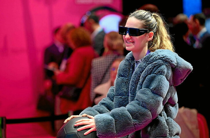 Emakume bat Mobile World Congress erakustazokan.