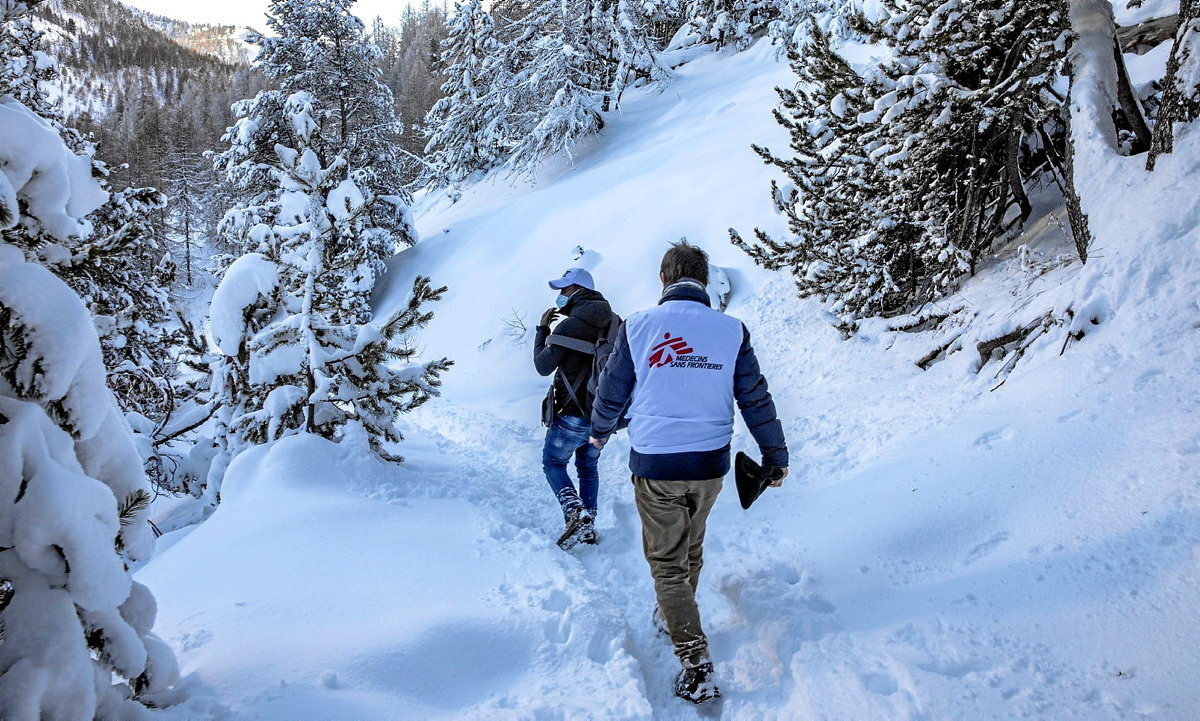 Errefuxiatuak mendebaldera bidean negu betean. (Pierre FROMENTIN / MSF)