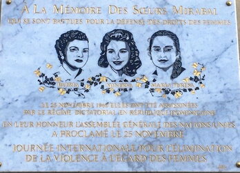 Mirabal ahizpen omeneko oroitarria, Parisen.