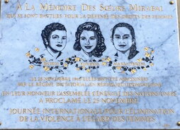 Mirabal ahizpen omeneko oroitarria, Parisen.