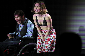 ‘Sexberdinak’ antzezlana Telmo Irureta eta Aitziber Garmendiak oholtzaratzen dute.