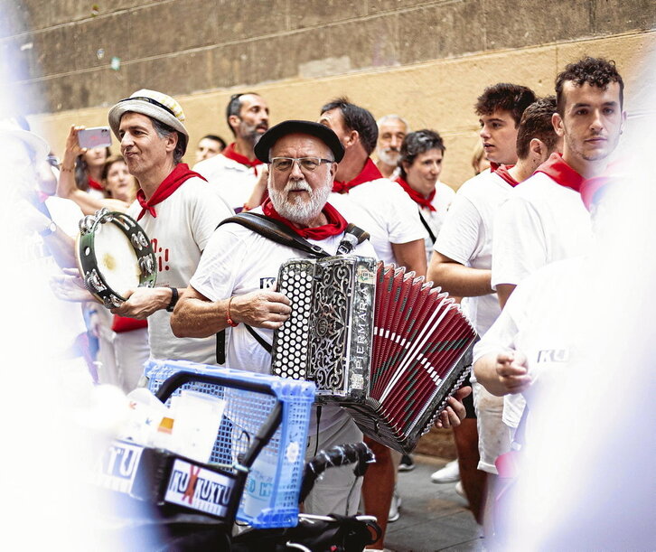 Beñat Elizondo, taldeko arima, Kuxkuxtu Txarangak Sanferminetan urtero egiten duen kalejiran.