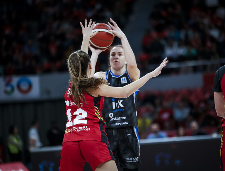 María España tuvo el tiro ganador en sus manos en el duelo de IDK Euskotren en la capital maña.