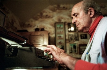 Robert Laxalt trabajando ante su máquina de escribir.