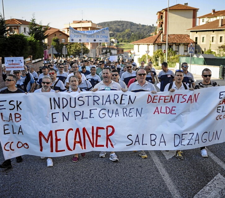 Manifestación que tuvo lugar el 7 de octubre en Urduliz en contra del cierre de Mecaner.