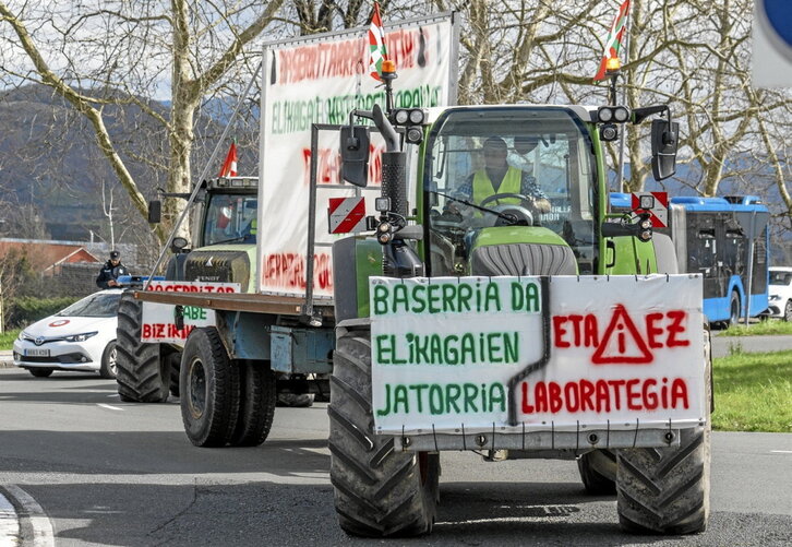 Traktoreak Donostiara iritsi ziren atzo, eta Kontxako pasealekua hartu zuten.
