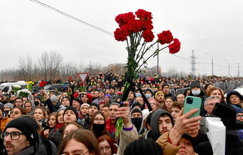 Una multitud se acercó al exterior del cementerio de Borissov para despedir a Alexei Navalni.