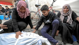 Palestinos lloran a un familiar muerto en un bombardeo israelí en Deir al-Balah.