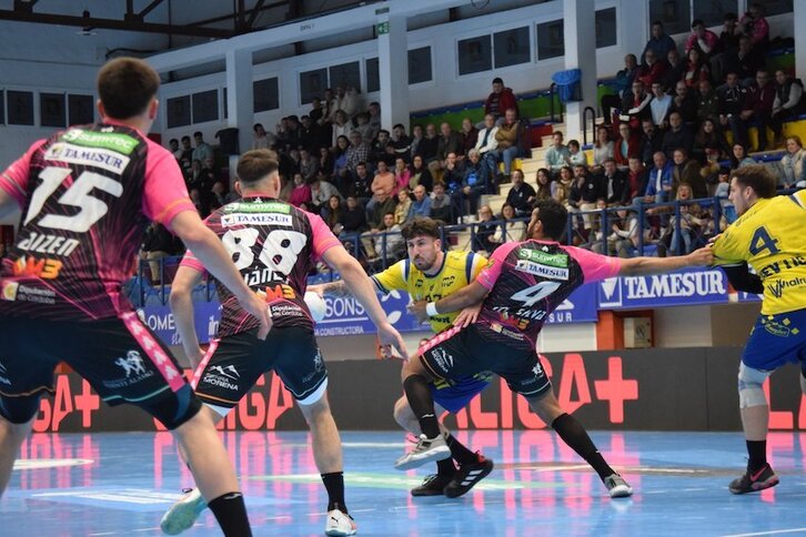 Bidasoa-Irun se ha chocado con la defensa de Puente Genil.