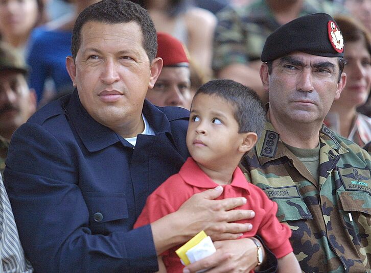 Hugo Chavez 2002. urtean, haur batekin eta Luis Rincon generalarekin.