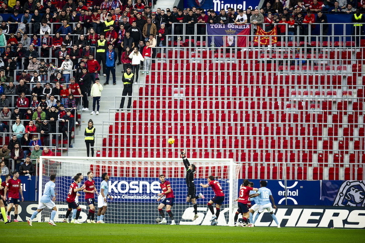 Indar Gorri protestó contra las sanciones vaciando la grada ante Celta y Cádiz.