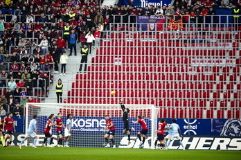 Indar Gorri protestó contra las sanciones vaciando la grada ante Celta y Cádiz.