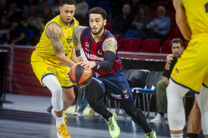 Markus Howardek badaki Kanaria Handiaren aurka erakustaldiak ematen.