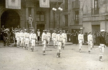 Imagen de la primera actuación del grupo municipal de dantzaris de Iruñea el 29 de noviembre de 1949. En la siguiente página, baile de Duguna con la bandera de Iruñea.