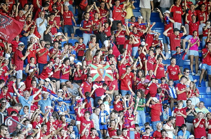 Aficionados de Osasuna y Alavés en el derbi de la primera vuelta en Mendizorrotza.