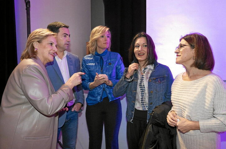 Pradales, junto con varias líderes jelkides, en el acto del Bizkaia Aretoa.