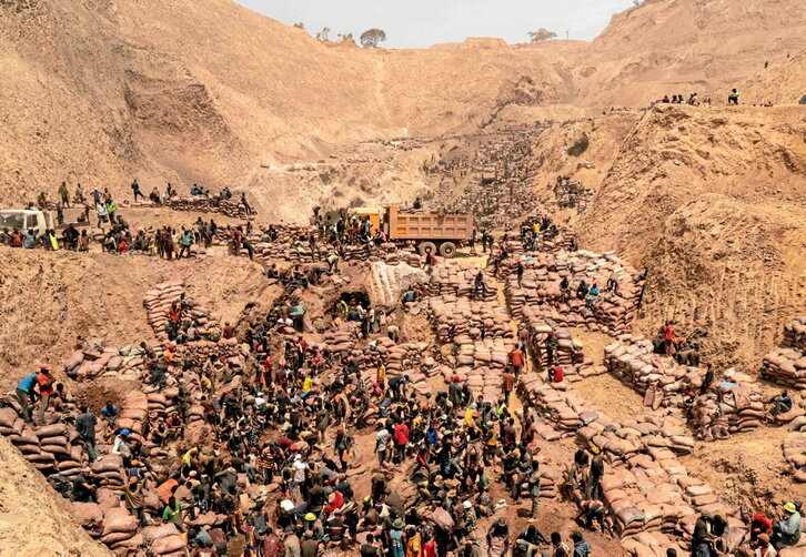 Arriba, mina artesanal Shabara, cerca de Kolwezi, en la República Democrática del Congo. A la derecha, el ministro de Asuntos Exteriores de Rwanda, Vincent Biruta, que firmó el memorando de entendimiento con la Unión Europea.