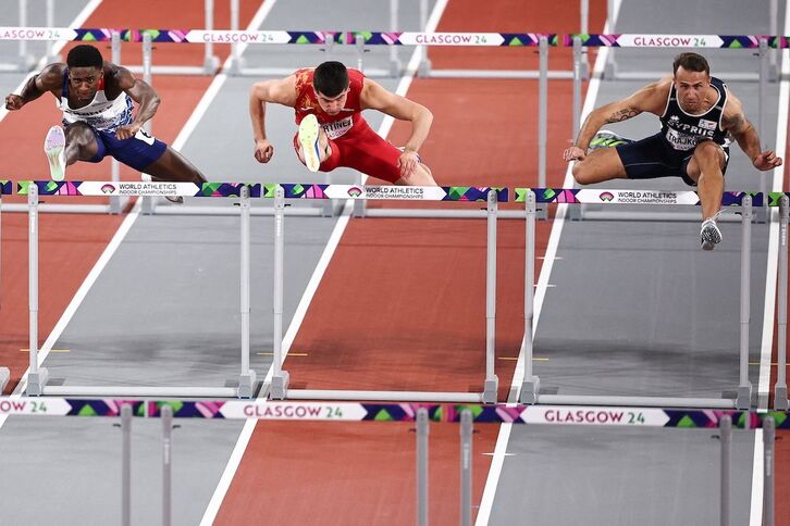 Asier Martínez, en la mitad, en la semifinal de 60 metros vallas del Mundial Indoor, de la que ha sido descalificado.