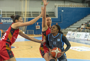 Iris Mbulito ha cuajado una gran primera mitad, pero se ha ido diluyendo.