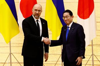 El primer ministro ucraniano Denys Shmyhal estrecha la mano del primer ministro japonés Fumio Kishida.