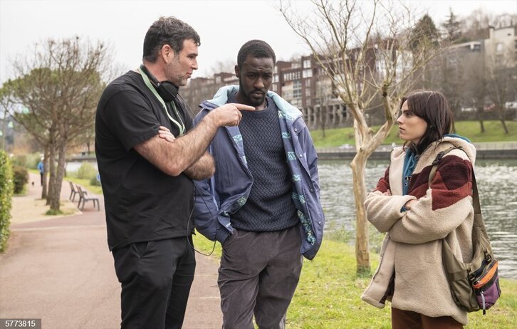 Asier Urbieta junto a Jone Laspiur y Sambou Diaby.