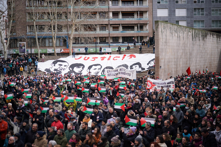 Banderas palestinas durante la manifestación de este domingo 3 de marzo en Gasteiz. 