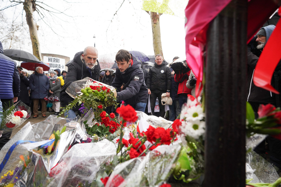 Ofrendas de flores en Gasteiz en recuerdo de los muertos el 3 de Marzo. 