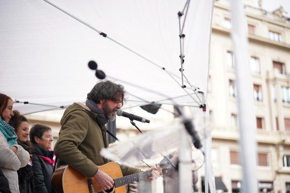 Gorka Urbizu ha cantado la canción ‘Maravillas’ al final de la manifestación. 