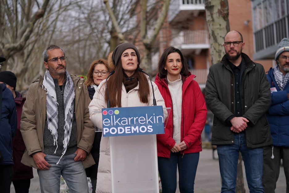 La candidata de Elkarrekin Podemos a lehendakari, Miren Gorrotxategi, atiende a los medios de comunicación durante una ofrenda floral en homenaje a los cinco asesinados en 1976.