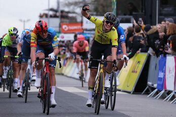 Olav Kooij solo ha podido celebrar su victoria ante Pedersen tras cruzar la meta.