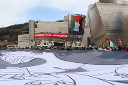 Guggenheim Museoaren atarian egin dute protesta. 