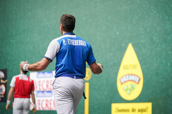 Peio Etxeberria, egindako tanto bat ospatzen, Gasteizko Ogeta pilotalekuan.