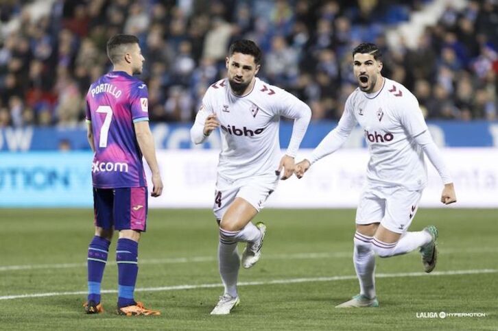 Nolaskoain corre para celebrar el gol con el que inauguraba el marcador.