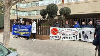 Concentración de víctimas y supervivientes de abusos sexuales en la Iglesia católica ante la sede de la CEE.