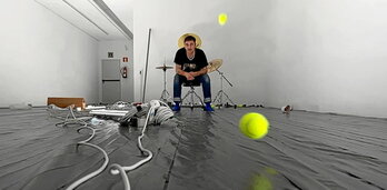 Javier R. Pérez-Curiel recibiendo una lluvia de pelotas de tenis, en una imagen cedida por el propio artista, de esta exposición innovadora que permanecerá en el Centro Cultural Montehermoso de Gasteiz hasta el próximo 21 de abril.