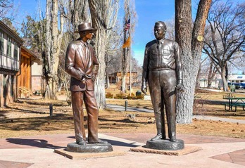 Estatuas de Robert Oppenheimer y Leslie R. Groves, cerca de Fuller Lodge, Los Alamos.