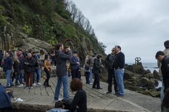 Turistas en el Peine del Viento.