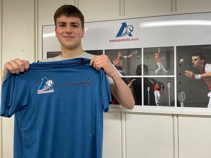 Arkaitz Gabirondo kontratua sinatu berritan.