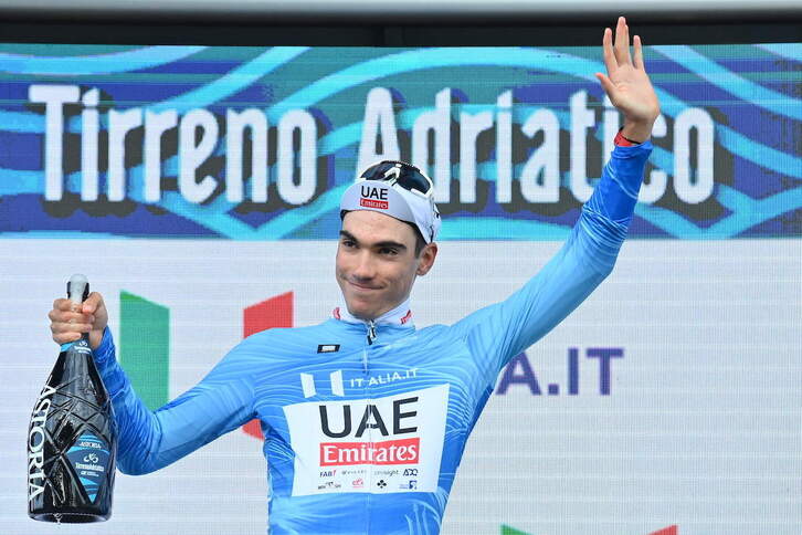Juan Ayuso, con la maglia azzurra en el podio de la Tirreno-Adriático.