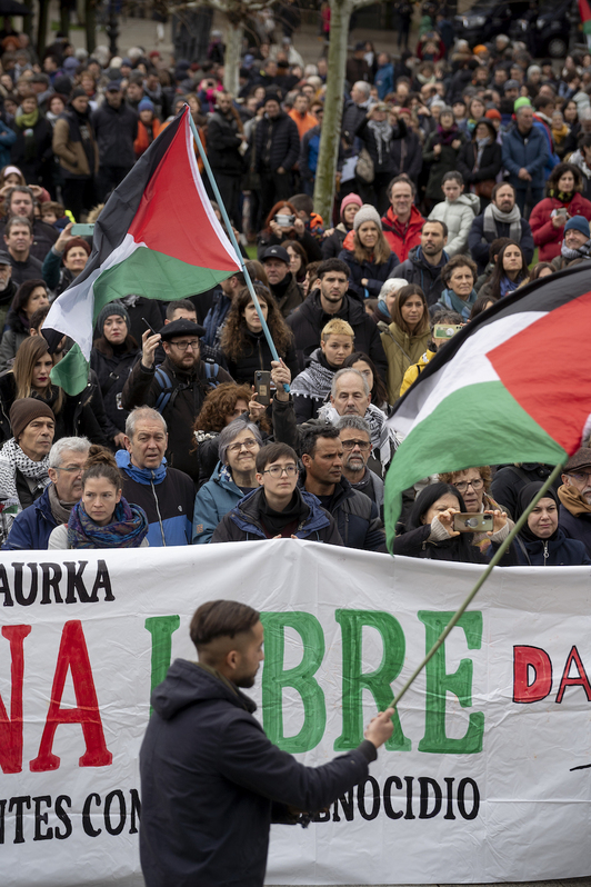 Otsailaren 25eko igandean Palestinarekiko elkartasunez eta Israeli boikot egiteko eskatuz mobilizazioak egin ziren hiriburuetan. Irudian, Iruñea.