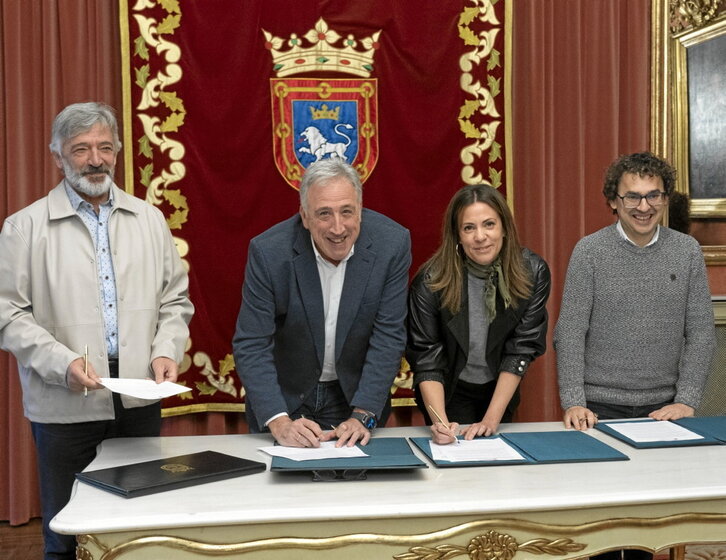 Las cuatro formaciones sellaron el acuerdo en el ayuntamiento.