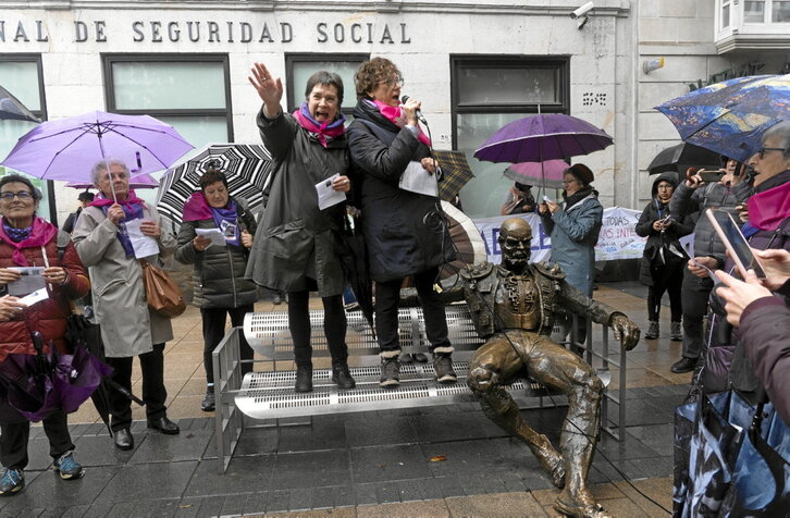 Elkarretaratzea, Gasteizko Adurtza auzoko Lanbiden, azaroaren 30eko greba feministan.