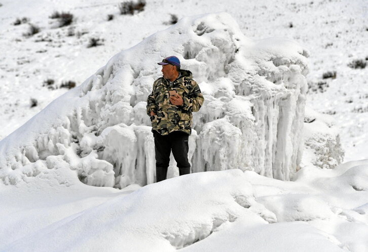 Erkinbek Kaldanov nekazaria, glaziar artifizial baten aurrean.